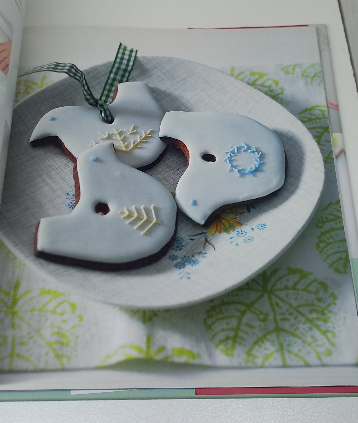 Super-Cute Cookies: 35 Easy to Make & Decorate Cookie Projects by Chloe Coker