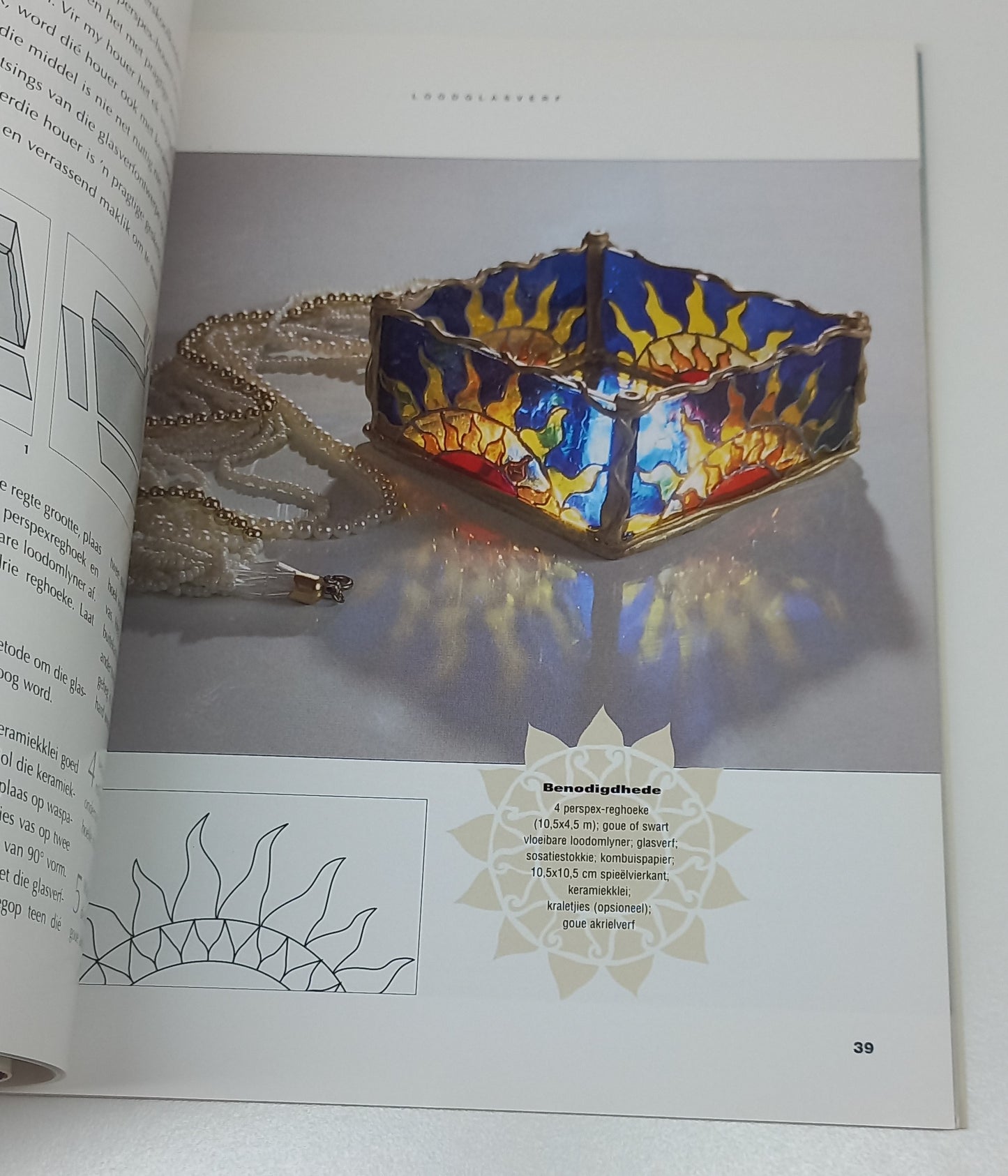 Verf Maklik en Mooi: Oorspronklike Projekte me Glas- en Materiaalverf by Zaresa Bosman