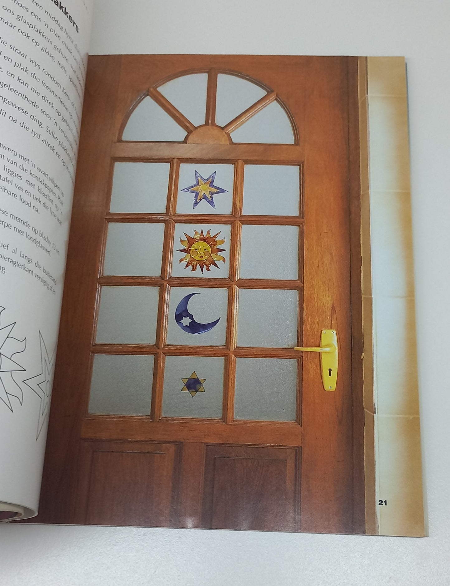 Verf Maklik en Mooi: Oorspronklike Projekte me Glas- en Materiaalverf by Zaresa Bosman