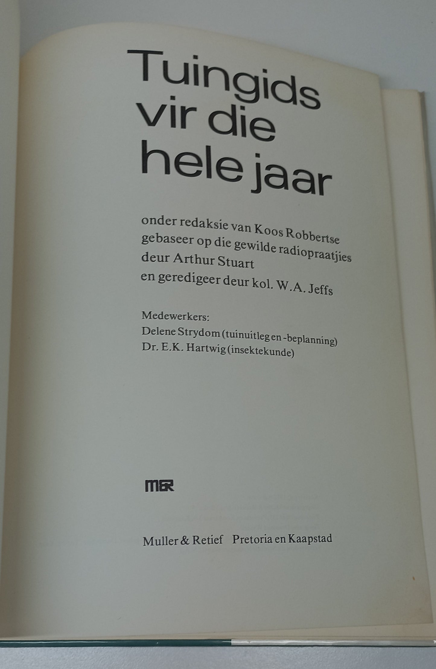 Tuingids Vir Die Hele Jaar by Koos Robbertse, Arthur Stuart & Kol. W.A. Jeffs