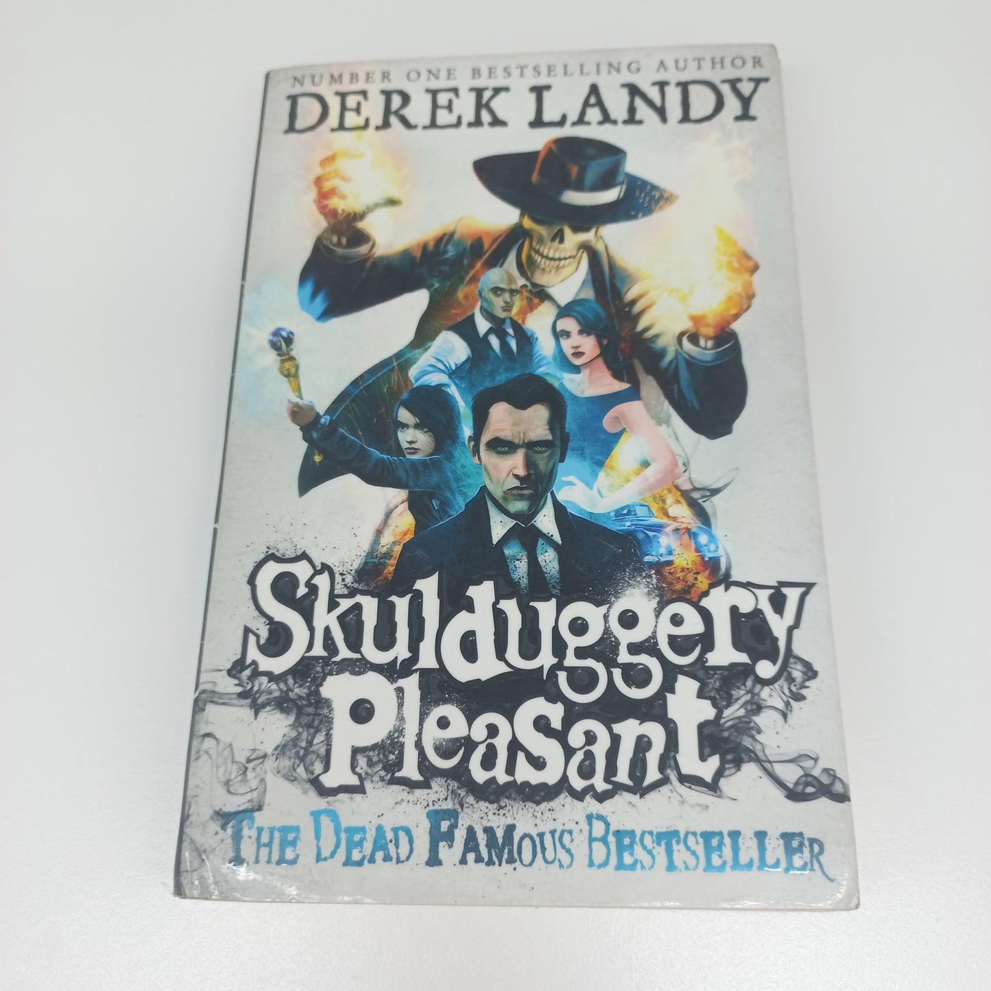 Skulduggery Pleasant by Derek Landy (Skulduggery Pleasant #1)