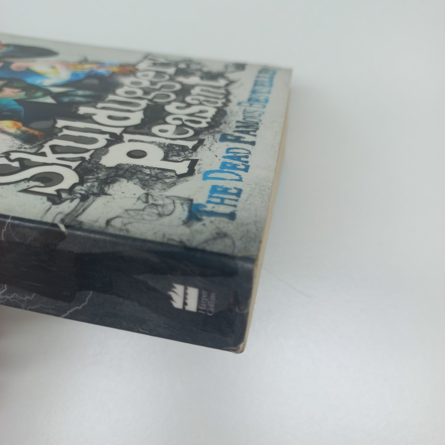 Skulduggery Pleasant by Derek Landy (Skulduggery Pleasant #1)