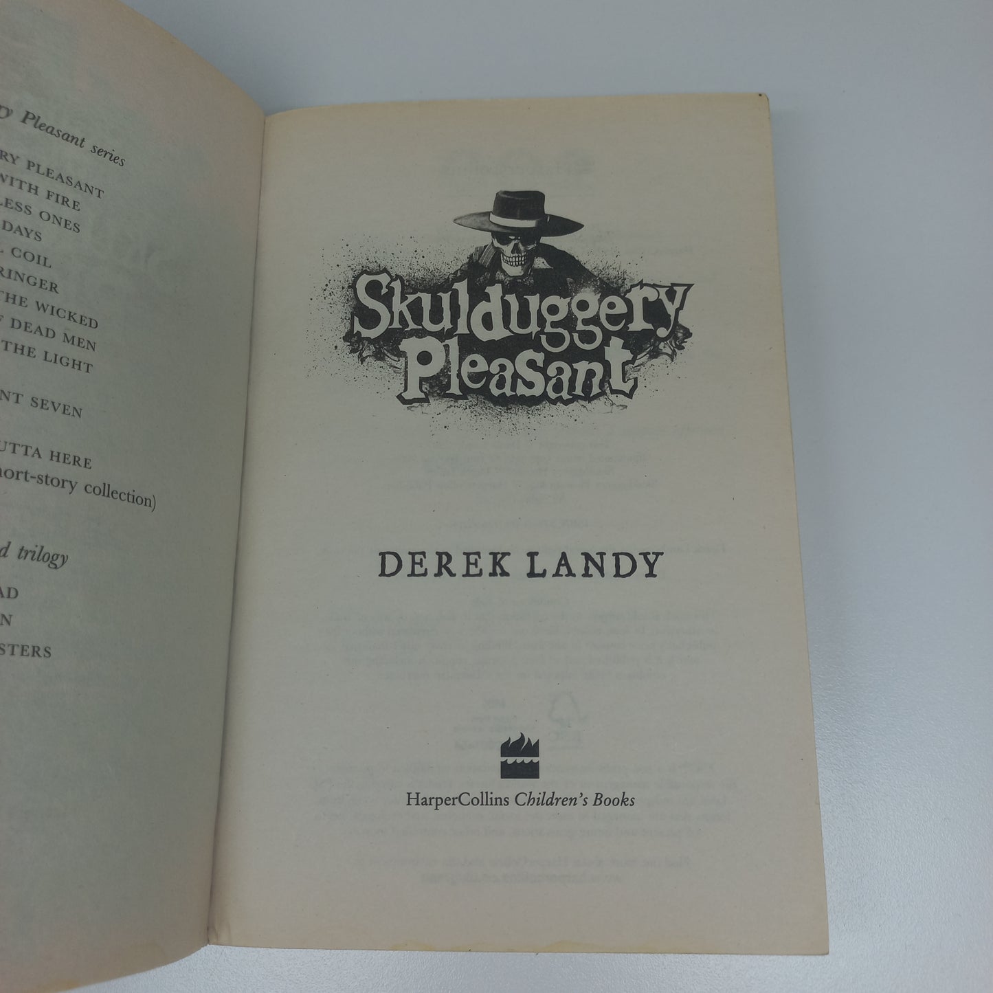 Skulduggery Pleasant by Derek Landy (Skulduggery Pleasant #1)