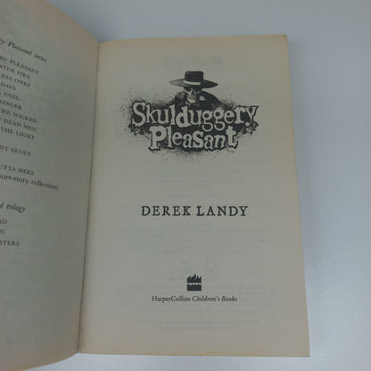 Skulduggery Pleasant by Derek Landy (Skulduggery Pleasant #1)