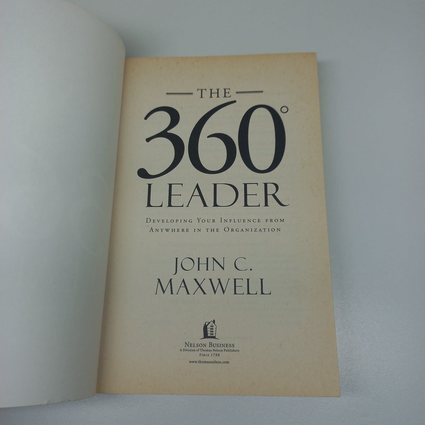The 360° Leader: Developing Your Influence from Anywhere in the Organization by John C. Maxwell