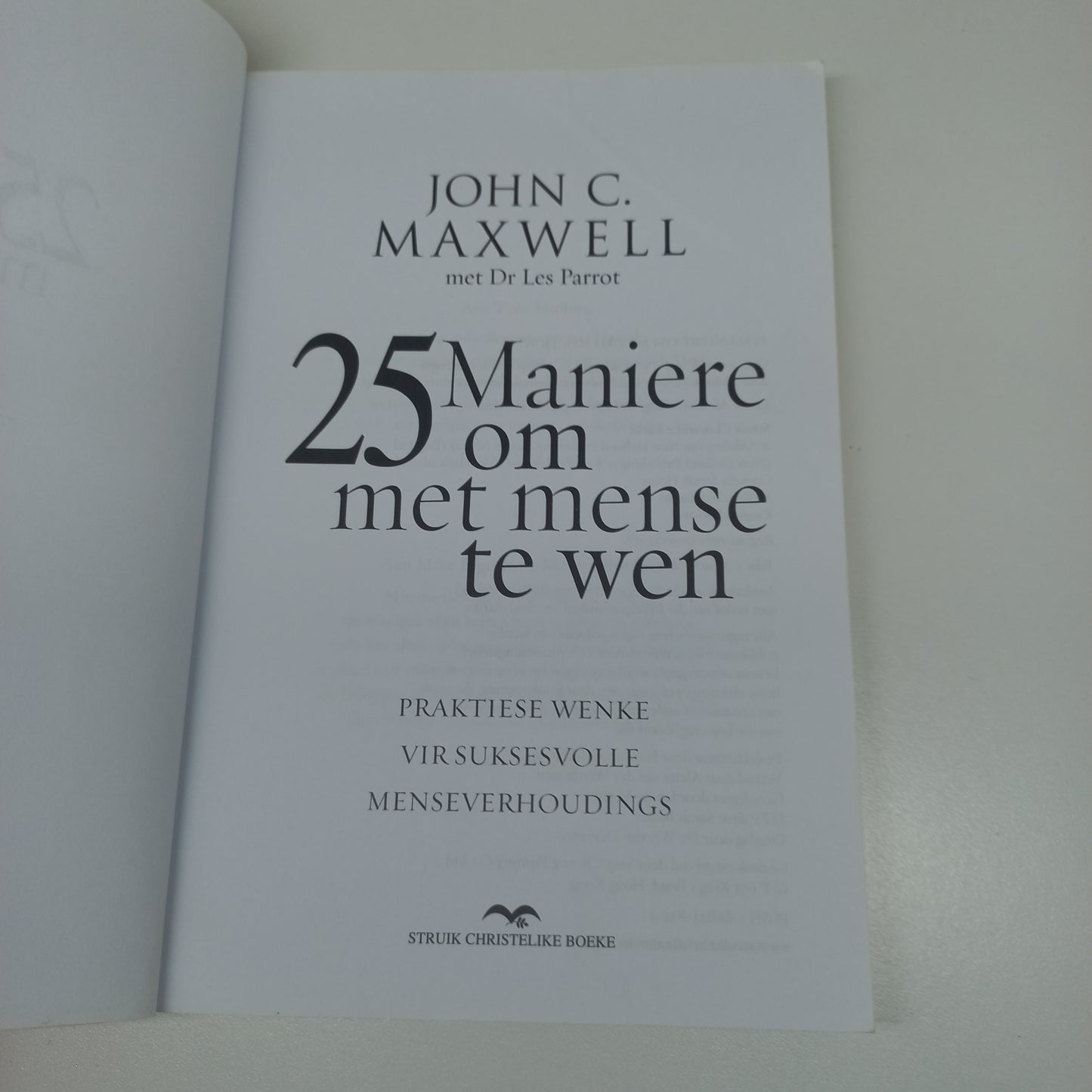 25 Maniere om Met Mense te Wen: Praktiese Wenke vir Suksesvolle Menseverhoudings by John C. Maxwell en Dr Les Parrot