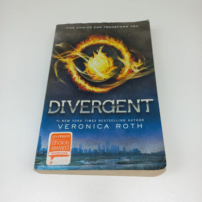 Divergent by Veronica Roth (Divergent #1)