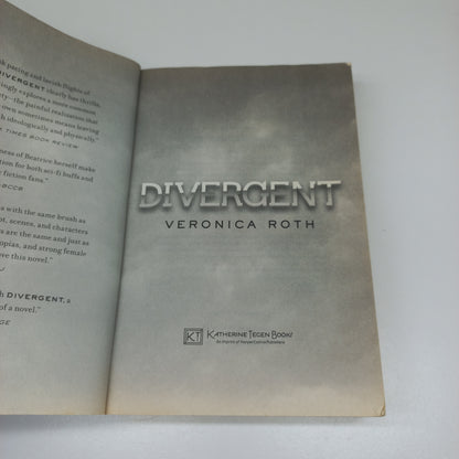 Divergent by Veronica Roth (Divergent #1)