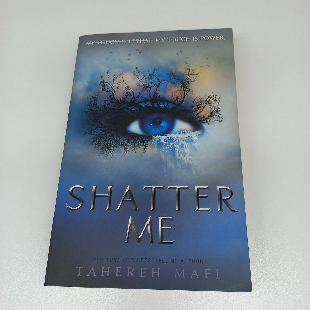 Shatter Me by Tahereh Mafi (Shatter Me #1)