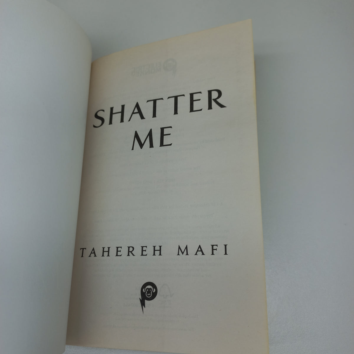 Shatter Me by Tahereh Mafi (Shatter Me #1)
