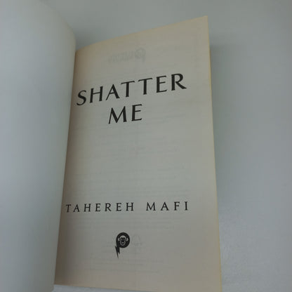 Shatter Me by Tahereh Mafi (Shatter Me #1)