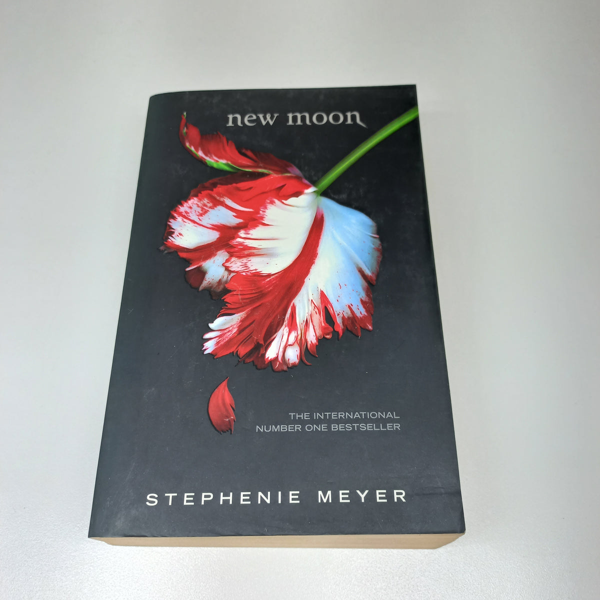 New Moon by Stephanie Meyer (The Twilight Saga #2)
