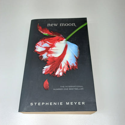 New Moon by Stephanie Meyer (The Twilight Saga #2)