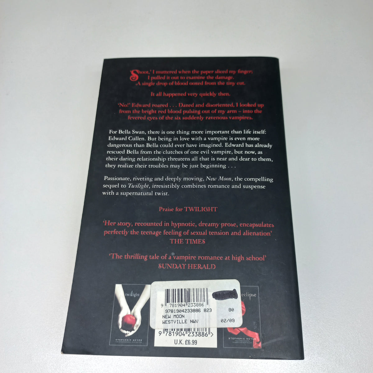 New Moon by Stephanie Meyer (The Twilight Saga #2)