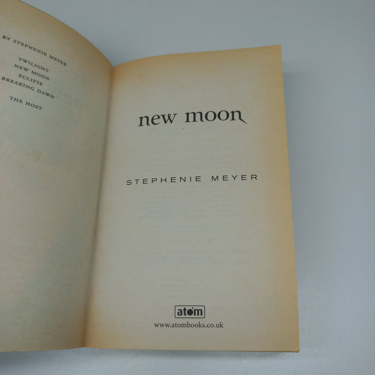 New Moon by Stephanie Meyer (The Twilight Saga #2)