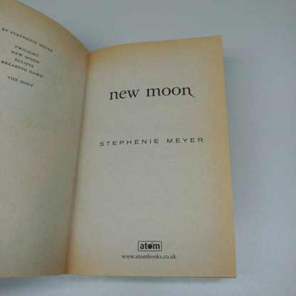 New Moon by Stephanie Meyer (The Twilight Saga #2)